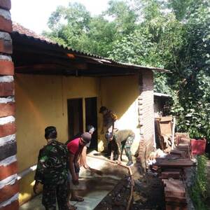 Koramil 0815/16 Pacet Bersama Instansi Terkait Karya Bakti Di Dua Lokasi Terdampak Bencana