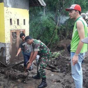 TNI &ndash; Polri &ndash; BPBD Bersama Komponen Masyarakat Bersihkan Material Banjir Dan Longsor Di Ngoro