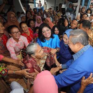 Senyum Hangat Masyarakat Sambut Rombongan Partai Demokrat 