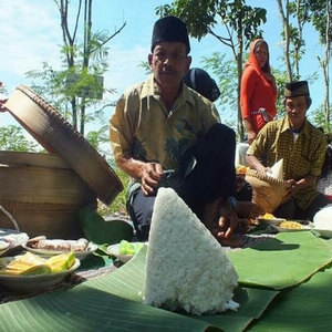 Tradisi Desa Kemiri, Kaloran  Temanggung yang tetap Lestari di Tengah Pluraritas 