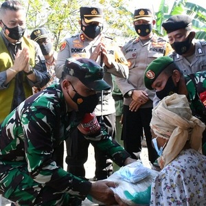 TNI-Polri Bersama Yayasan Buddha Tzu Chi Gelontorkan Bansos Bagi Warga Terdampak Covid-19 Di Mojokerto