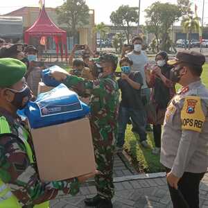 Ringankan Beban Masyarakat Di Masa PPKM Darurat, TNI-Polri Di Mojokerto Gelontorkan Bansos