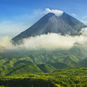 Upacara Labuhan Parangkusumo dan Gunung Merapi di Yogyakarta 