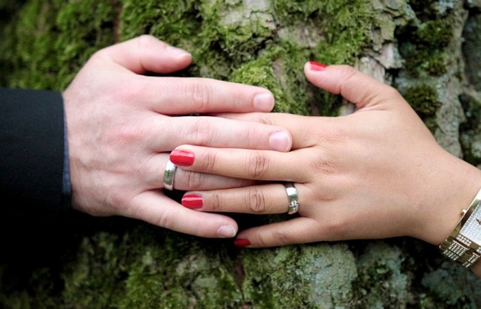Tiga Alasan Mengapa Cincin Pernikahan Ada di Jari Manis 