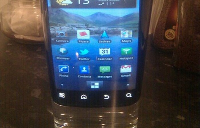 Handphone Tahan Air: Water Resistant Bukanlah Waterproof