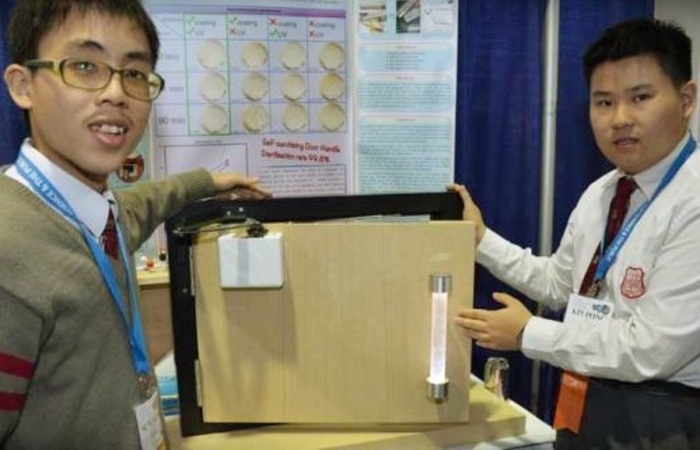 Dua Pelajar Hong Kong ini Menciptakan Gagang Pintu Pembasmi Kuman