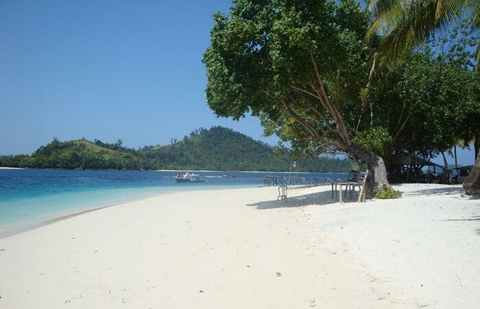 Melepas Libur Lebaran di Pantai Carita 