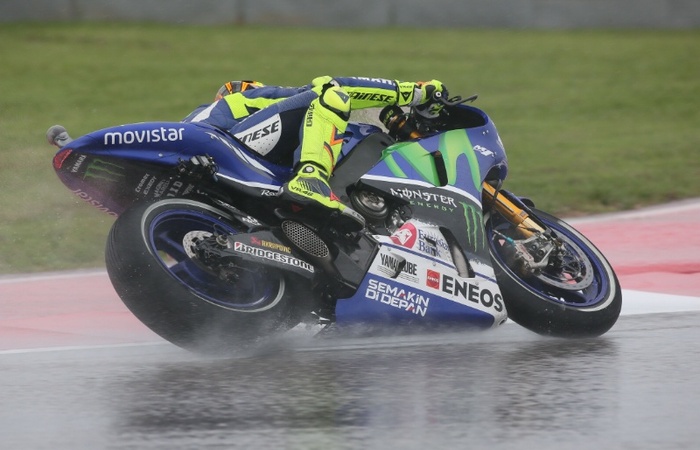 Balapan Hujan, Rossi Berhasil Menjuarai MotoGp Silverstone