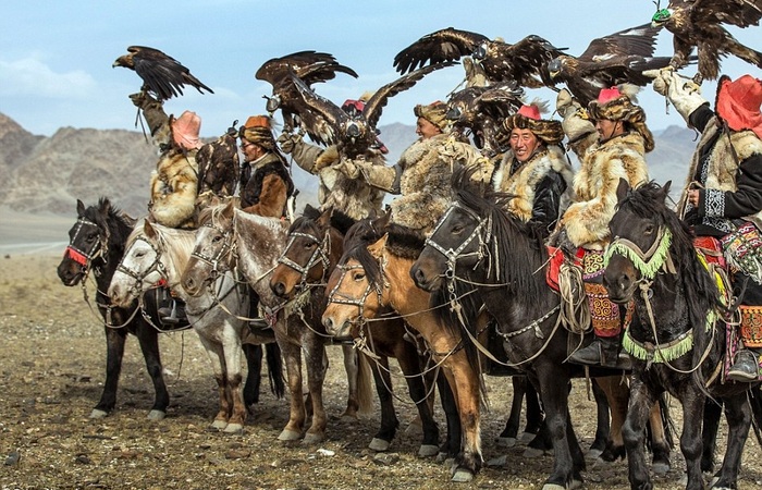 Tradisi 4000 Tahun, Aksi Berburu Bangsa Kazakh dengan Menggunakan Elang