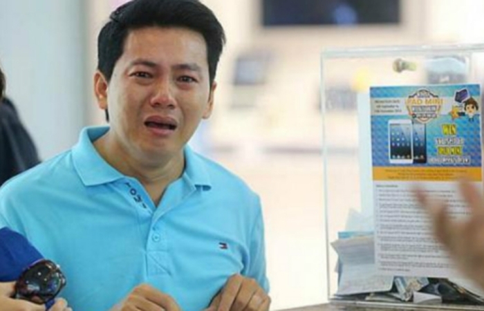 Menyedihkan! Pria Asal Vietnam Menangis Minta Kembalian Saat Bertansaksi iPhone di Singapura