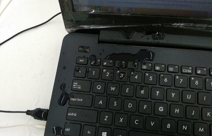 Pertolongan Pertama Pada Kecelakaan Laptop yang Terkena Air