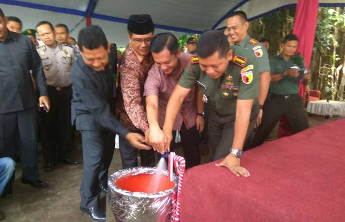 Danrem 082/CPYJ Resmikan Rehabilitasi Sumur Baru Di Desa Manggis