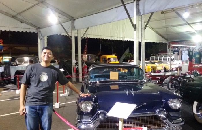 Melihat Lebih Dekat Pameran Kendaran Mobil Tua di Kota Denpasar