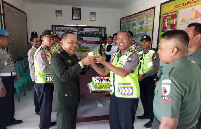 Ultah TNI ke 72 Makoramil Ngancar  Mendapat Kejutan