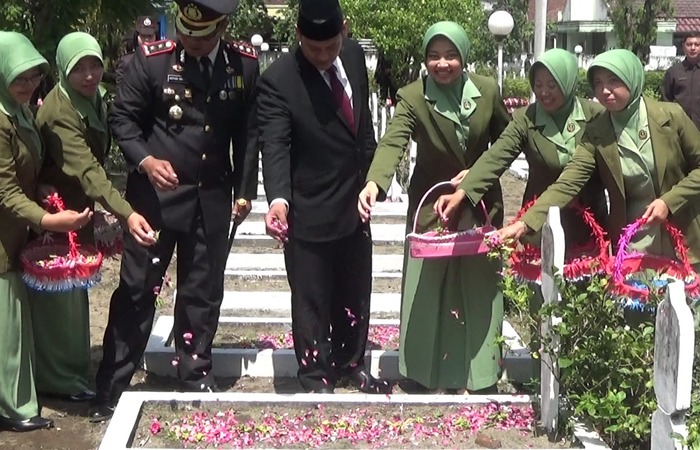 Tabur Bunga Warnai Peringatan Hari Pahlawan di Kediri