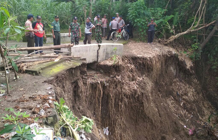 Erosi Tanah Terjadi Usai Dihantam Hujan Terus menerus