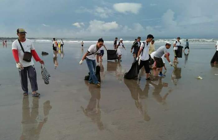 Ribuan Komunitas Muslim Bersih-Bersih Pantai Kuta