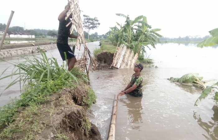 Tangkis Jebol TNI Beraksi Tanggulangi Dampak Banjir