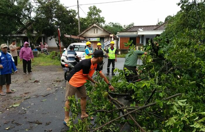 Puting Beliung Hantam Kediri 1 Orang Meninggal Dunia