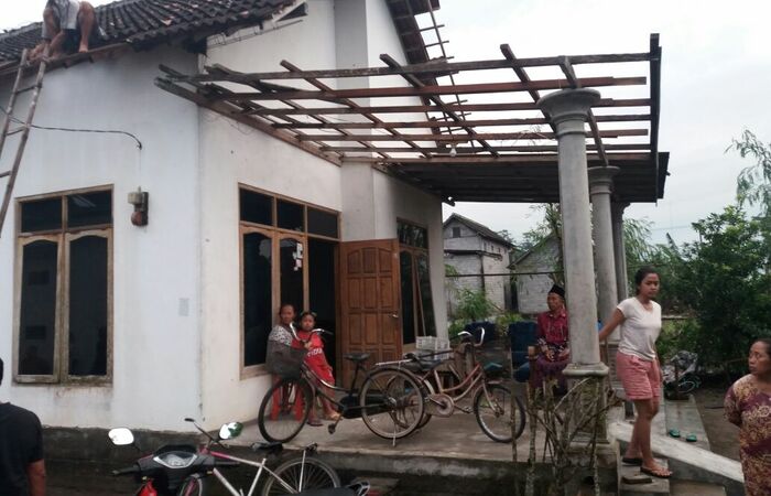 Puting Beliung Mengamuk Di Kediri, 9 Rumah Warga Rusak Berat