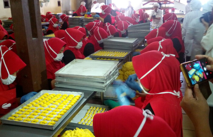 Ratusan Tangan Terampil Pekerja Ciptakan Kue Bercita Rasa Tinggi 