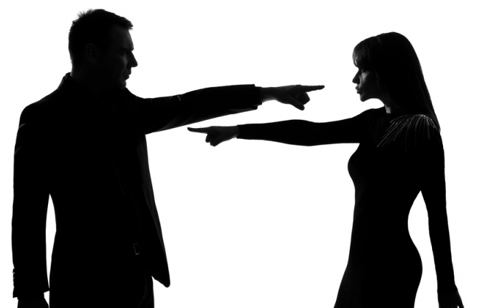 Punya pasangan yang defensive / tidak pernah mau mengalah ? berikut tips - tips mengatasinya.  