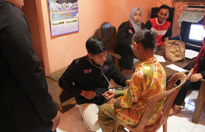 Tensi Keliling dari Mahasiswa UMM Membantu Meningkatkan Taraf Kesehatan Lansia di Dusun Kedawung