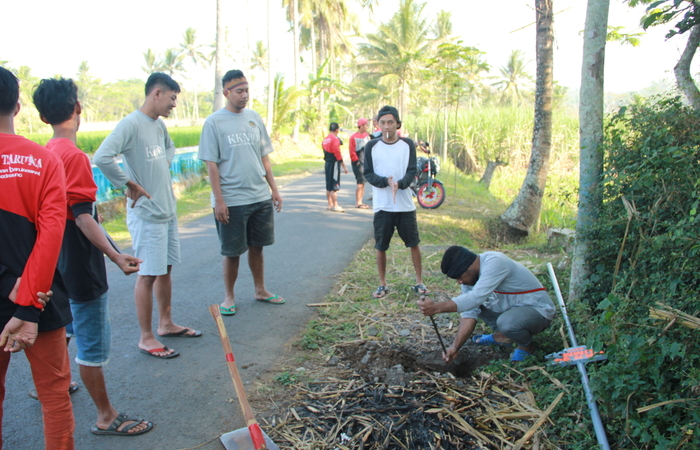 Mahasiswa KKN 94 UMM Berhasil Merealisasikan Harapan Warga Dusun Kedawung untuk Penerangan Jalan yang Lebih Baik