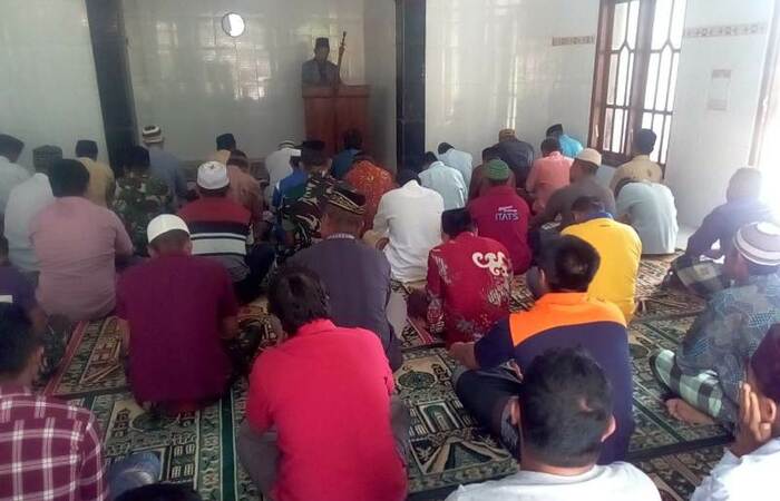 Satgas TMMD Tunaikan Sholat Jum'at Di Masjid Al-Ikhlas
