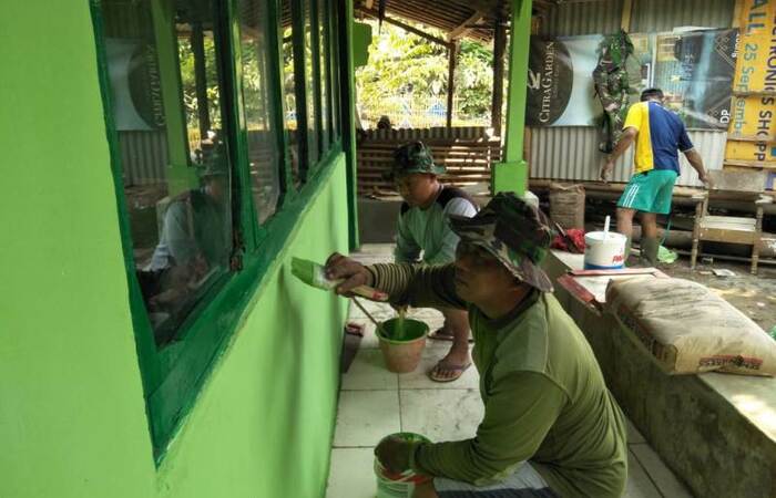 Satgas TMMD Gotong Royong Lakukan Pengecatan Rumah Mbok Wati