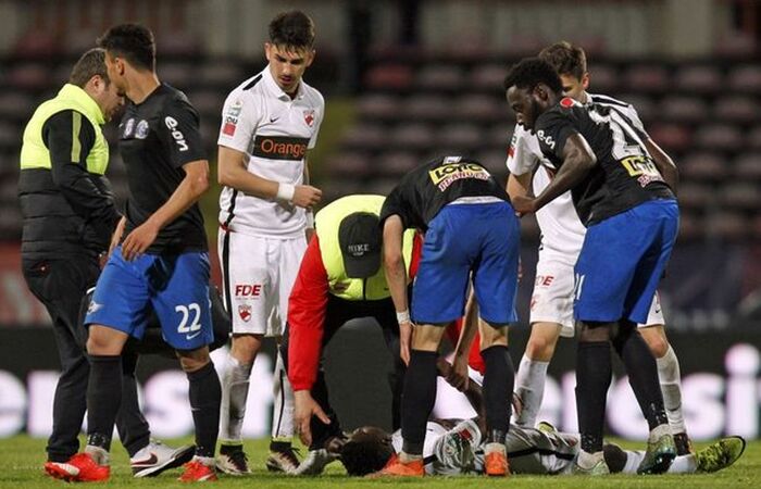 Apa Yang Menyebabkan Banyaknya Pesepakbola Yang Pingsan Hingga Meninggal Di Atas Lapangan?