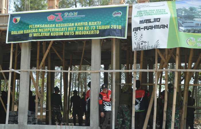 HUT TNI Ke-73, Kodim 0815 Gelar Karya Bakti Di Masjid Villa Do&rsquo;a Yatim Sejahtera
