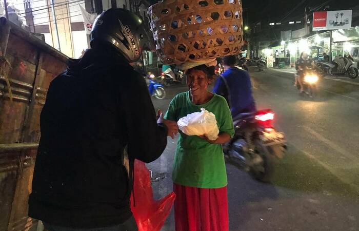 Berbagi Rezeki untuk Kaum Dhuafa, Relawan KNB Blusukan Bagi-Bagi Nasi Bungkus
