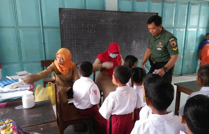 Koramil 0815/04 Puri Kerahkan Babinsa Bantu Kelancaran Imunisasi Difteri