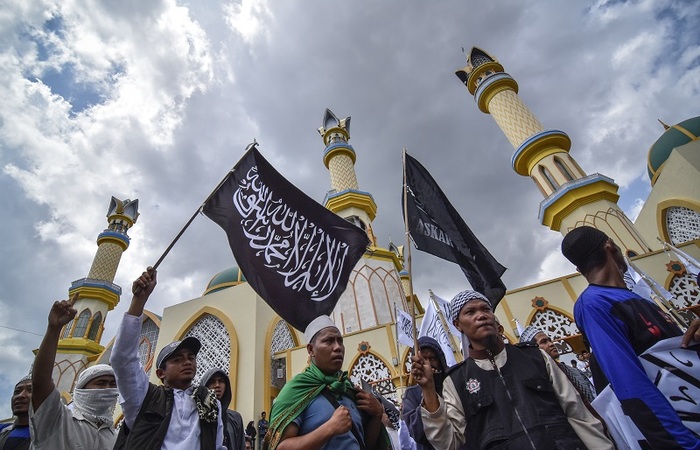 BERFIKIR TENTANG PEMBAKARAN BENDERA TAUHID OLEH OKNUM BANSER