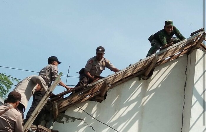 Personel TNI-Polri Benahi Rumah Warga Terdampak Puting Beliung