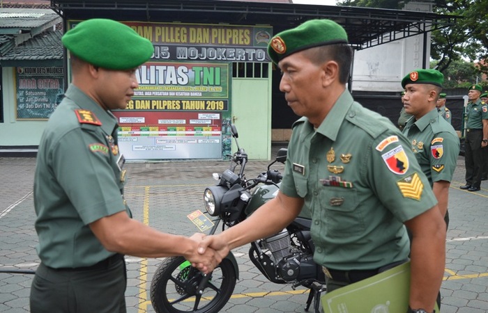 Dandim 0815 Mojokerto Serahkan Kendaraan Dinas Babinsa