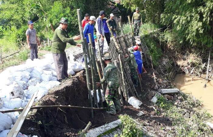 Koramil 0815/11 Pungging Bersama TRC BPBD Dan Warga Benahi Tanggul Longsor