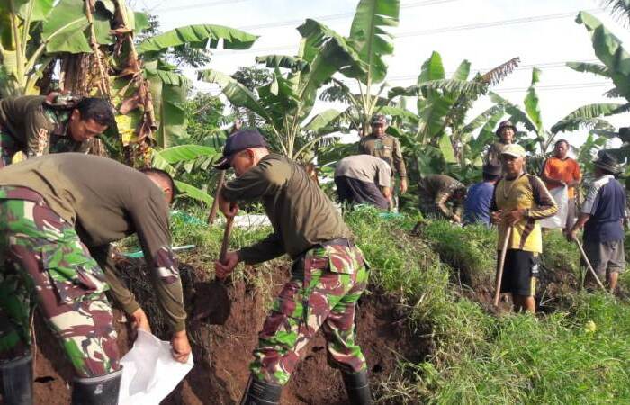 Koramil 0815/12 Ngoro Bersama Perangkat Dan Warga Karya Bakti Perbaiki Tanggul Jebol