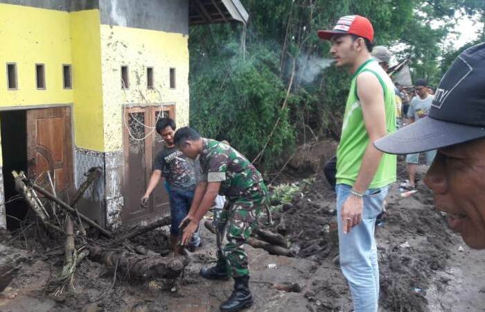 TNI &ndash; Polri &ndash; BPBD Bersama Komponen Masyarakat Bersihkan Material Banjir Dan Longsor Di Ngoro