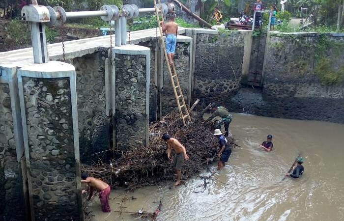 Bersama BPBD Dan Warga, Pos Ramil Mojoanyar Gelar Karya Bakti