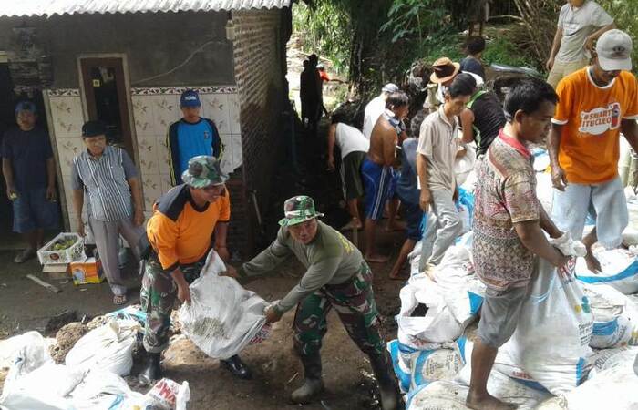 Pasca Bencana Koramil Jajaran Kodim 0815 Mojokerto Gelar Karbak Serentak