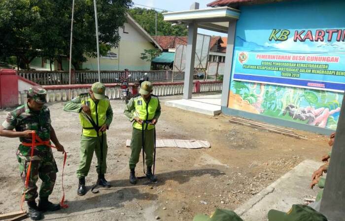 Babinsa Koramil 0815/08 Dawarblandong Latih Linmas Tanggap Bencana