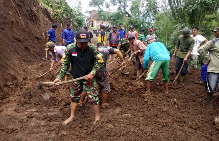 Koramil 0815/17 Trawas Bersama Relawan Dan Warga Karya Bakti Bersihkan Material Longsor