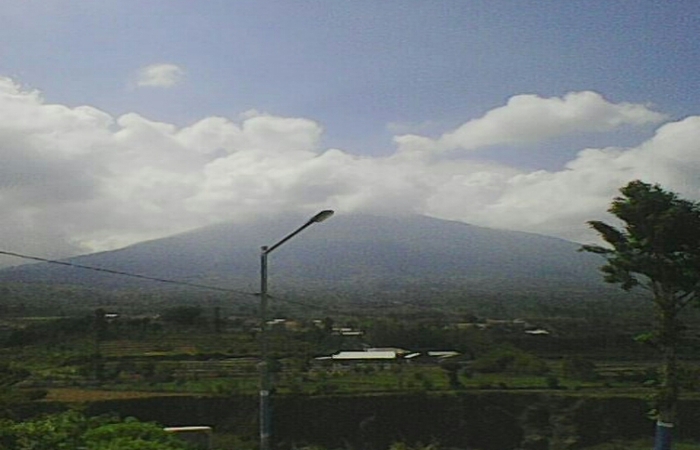 Indahnya Gunung Sindoro dilihat dari Desa Kruwisan, Temanggung 