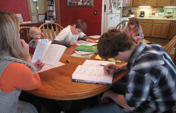 Kelebihan dan Kekurangan Home Schooling yang Perlu Orang Tua Tahu