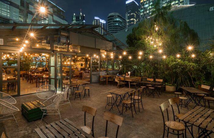 3 Caf&eacute; Rooftop di Surabaya dengan Latar Pemandangan Kota yang Menakjubkan 