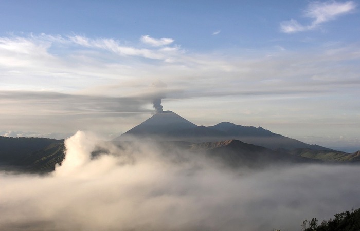 Cerita Mistis Dibalik Keindahan Panorama Gunung Ter-ANGKER di Indonesia